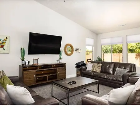 Spacious 5 Bedroom House With Pool Access!